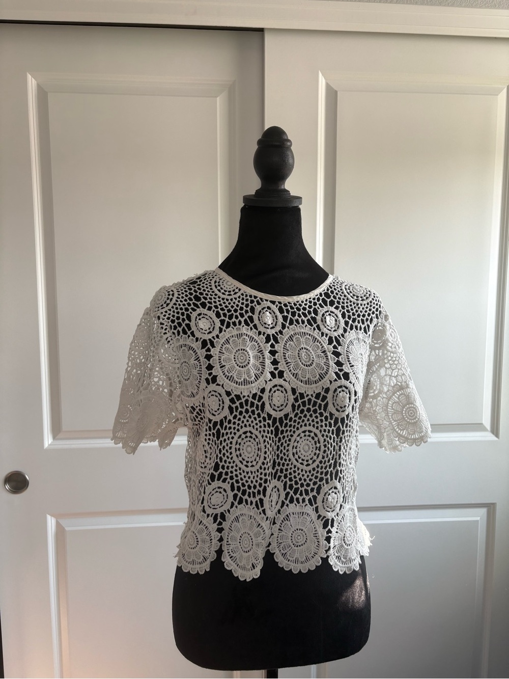 Sans Souci White Crochet Lace Short Sleeve Top